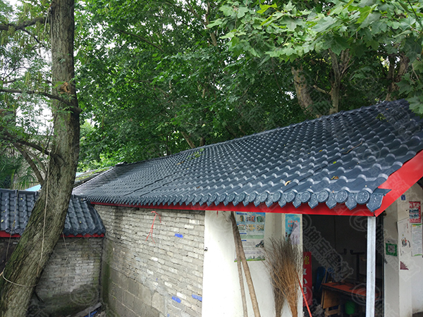 屋頂上的合成樹脂瓦為什么會有響聲？