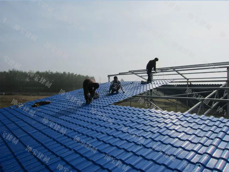 伊犁奶牛養殖場屋面防火防腐蝕使用秸稈瓦案例(圖2) 秸稈瓦安裝圖