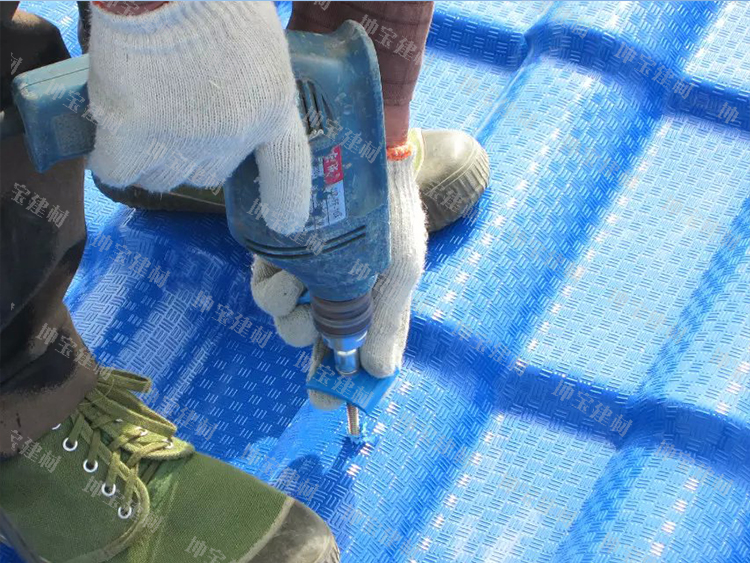 伊犁奶牛養殖場屋面防火防腐蝕使用秸稈瓦案例(圖4) 秸稈瓦安裝細節圖