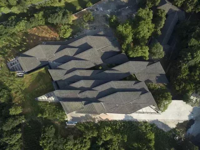 青瓦灰墻，高瓴飛檐，處處消磨時光