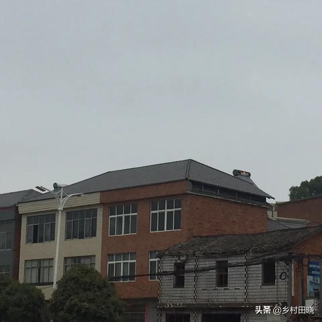 農村自建房坡屋頂，用琉璃瓦還是樹脂瓦？看看內行人的經驗分享