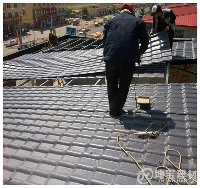 裝修屋頂選彩鋼瓦好還是合成樹脂瓦好？選對了直接節省幾千元