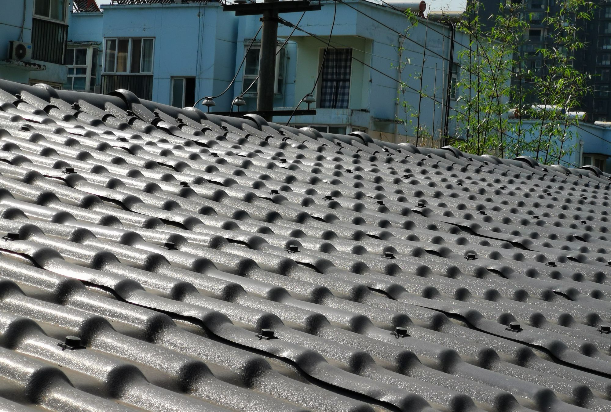 青白江老房翻新樹脂瓦，災(zāi)情后續(xù)老黨員上門查看