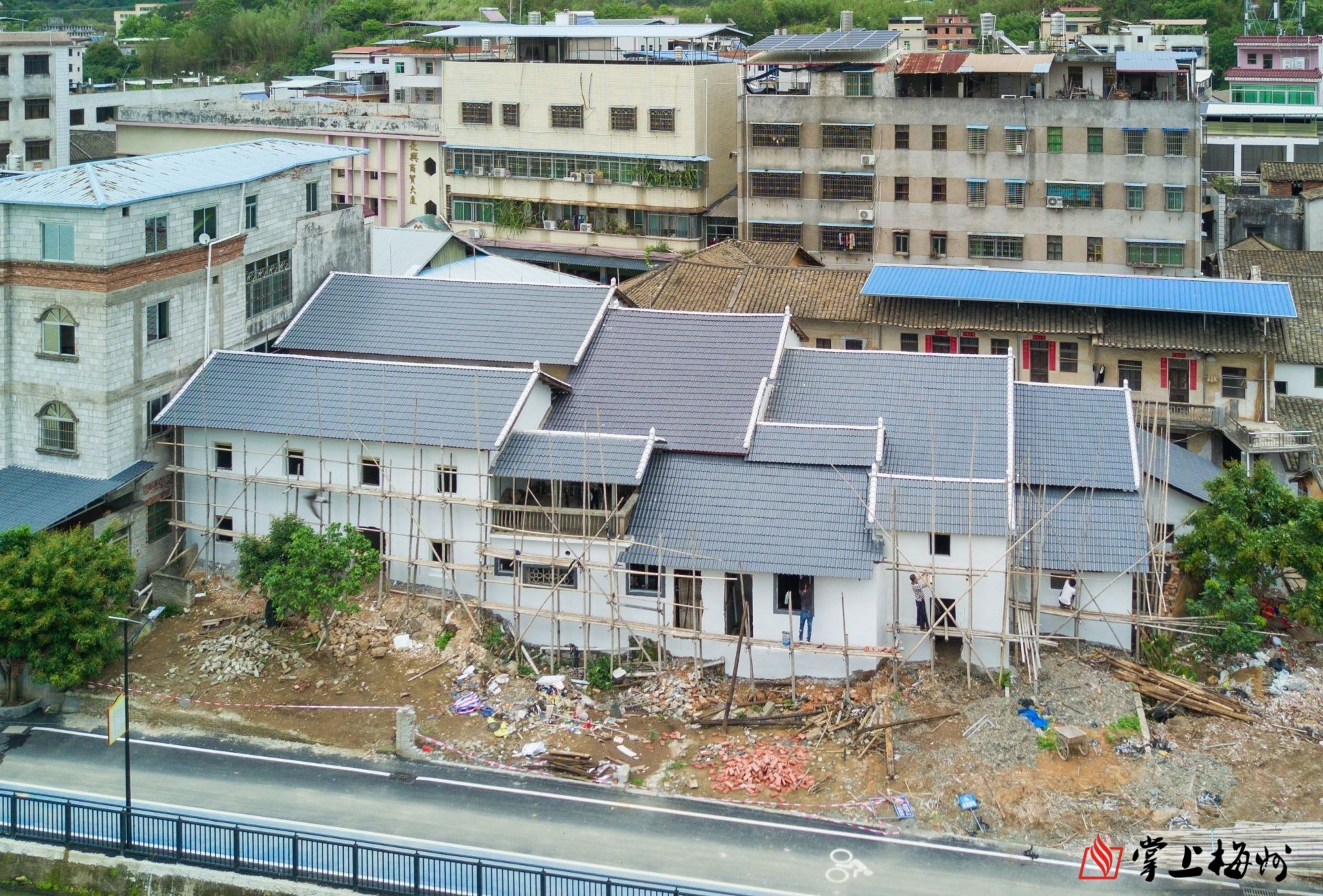 ↑村民將自家墻體粉刷一新，屋頂鐵皮瓦更換成樹脂瓦。（林翔 攝）